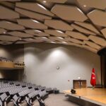 Akustik panel, ses yalıtımı, akustik panellerin faydaları, ofis akustiği, müzik stüdyosu, gürültü kontrolü, akustik panel seçimi, iç mekan ses düzenlemesi.