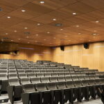 Akustik panel, ses yalıtımı, akustik panellerin faydaları, ofis akustiği, müzik stüdyosu, gürültü kontrolü, akustik panel seçimi, iç mekan ses düzenlemesi.