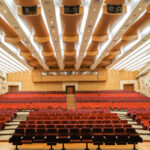 Akustik panel, ses yalıtımı, akustik panellerin faydaları, ofis akustiği, müzik stüdyosu, gürültü kontrolü, akustik panel seçimi, iç mekan ses düzenlemesi.