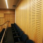 Akustik panel, ses yalıtımı, akustik panellerin faydaları, ofis akustiği, müzik stüdyosu, gürültü kontrolü, akustik panel seçimi, iç mekan ses düzenlemesi.